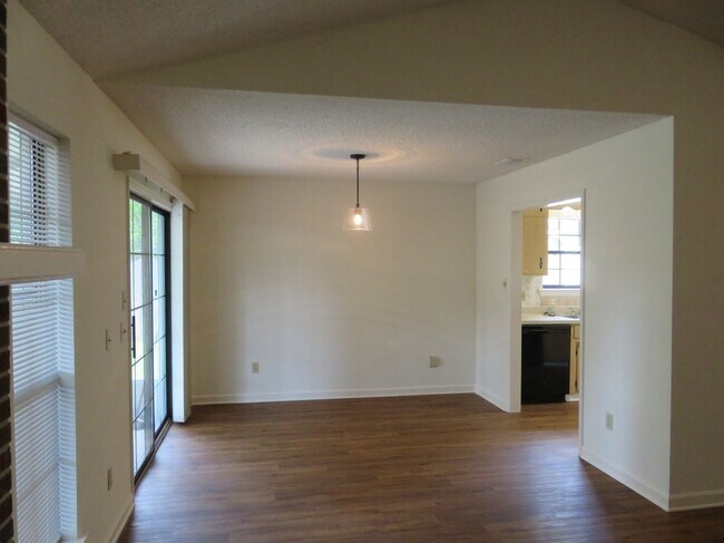 Photo - 432 Merlin Way