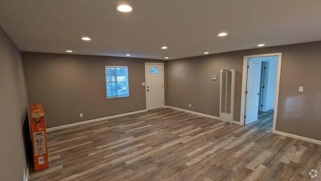 Building Photo - 655 W Beverly Dr Rental