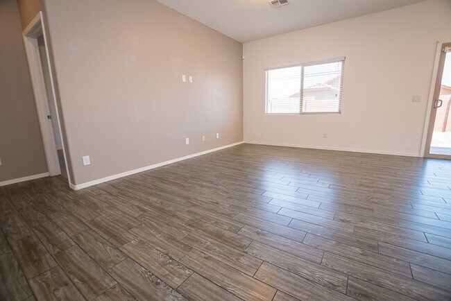 Photo - Great Open Floor Plan 3 Bedroom, 2 Bath, Central A/C in Holiday Subdivision!