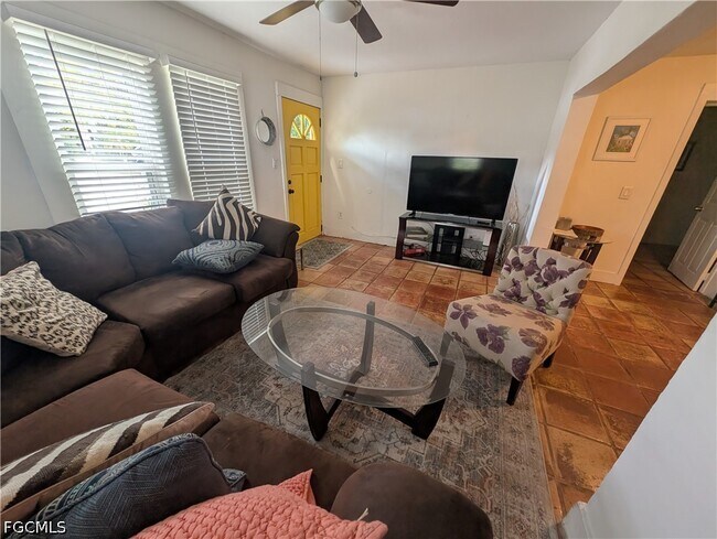 Photo - 1637 Woodford Ave