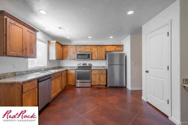 Building Photo - DOG-FRIENDLY 3 Bedroom Townhome with INTERNET INCLUDED!