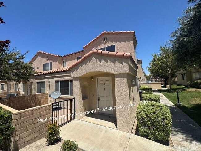 Building Photo - Stylish 3 Bed 2 Bath Unit 4 Rental