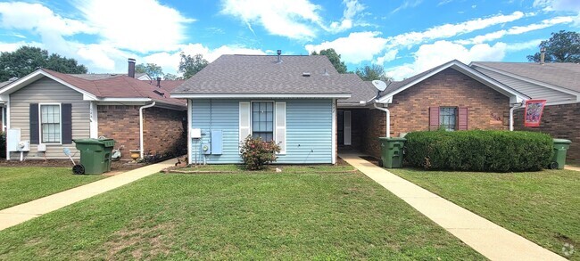 Building Photo - Adorable 2-bedroom, 2-bathroom Townhome wi...