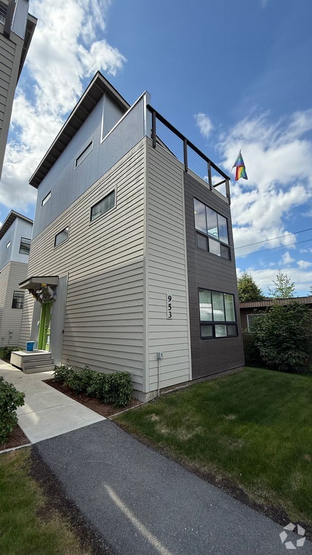 Building Photo - Upscale Furnished 2BR Townhouse in Downtow...