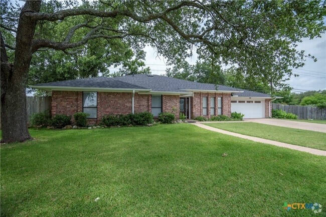 Building Photo - 1012 Pin Oak Dr Rental