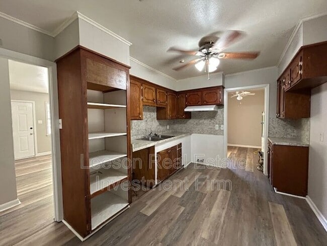 1102 Cloverdale Dr
