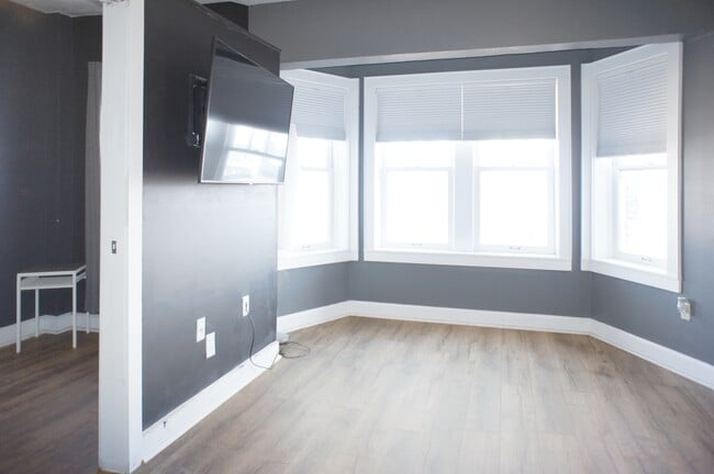 Photo - 230 E 9th St