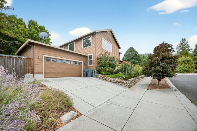 Photo - 1719 Lithia Way