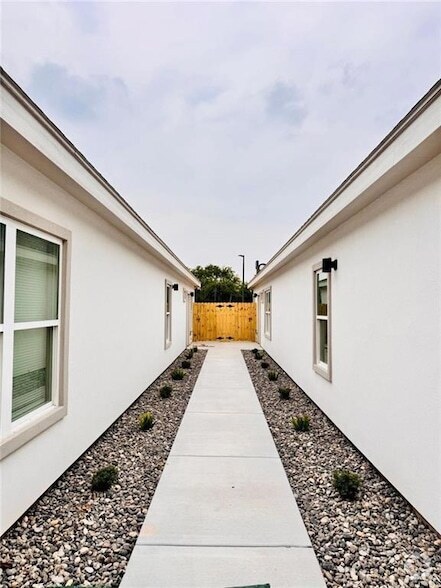 Building Photo - 740 N Alamo Rd Unit 9 Rental