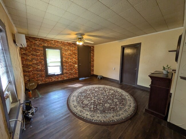 Photo - 405 S Skaggs Rd