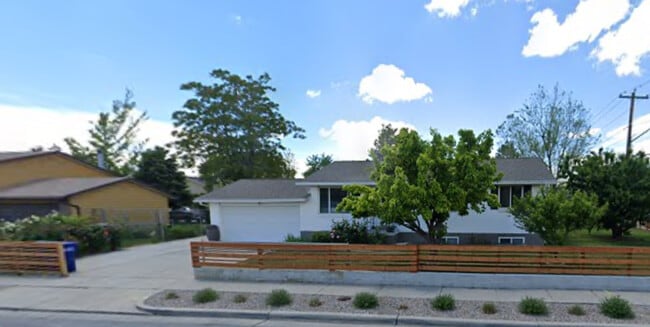 Photo - 689 N Starcrest Dr