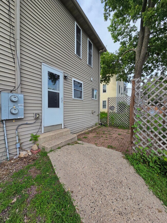 502 E Cook St Unit Lower