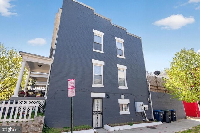 Building Photo - 141 Uhland Terrace NE