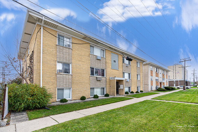 Building Photo - 7005 W Gunnison St Rental