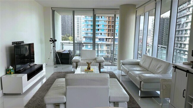 Photo - 92 SW 3rd St Unidad 1505