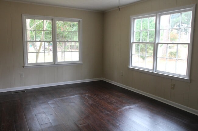 Photo - 135 Miller St NW