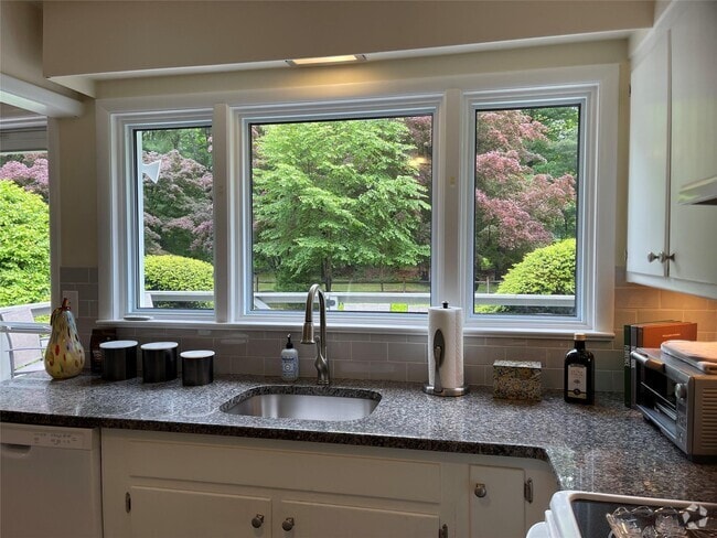 Building Photo - 135 Old Stone Hill Rd Rental