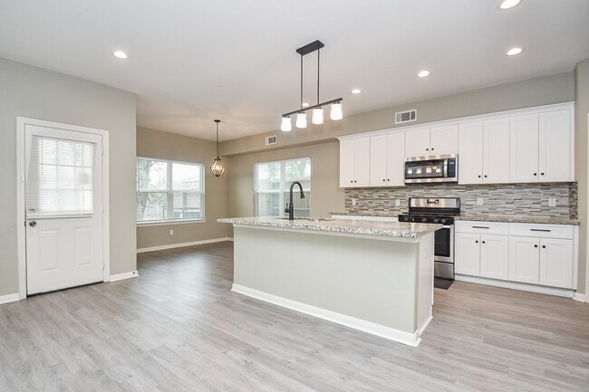 Photo - 8215 Bonaire St