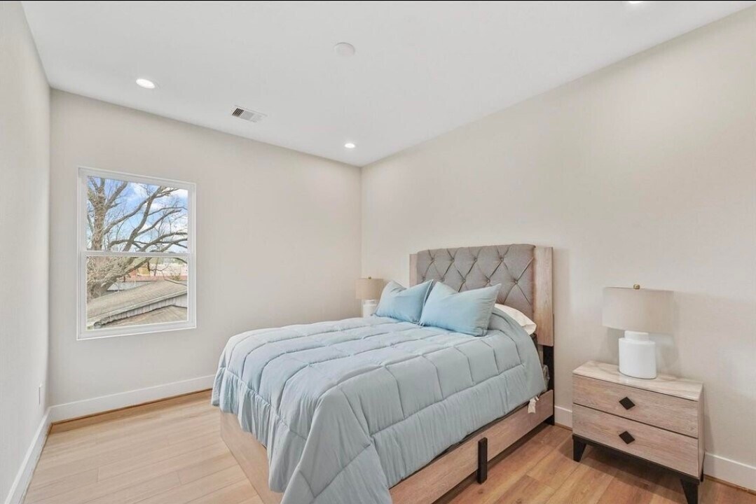 Photo - 835E Dorchester St