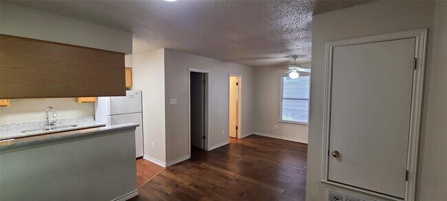 Building Photo - 1907 Robbins Pl Unit 204