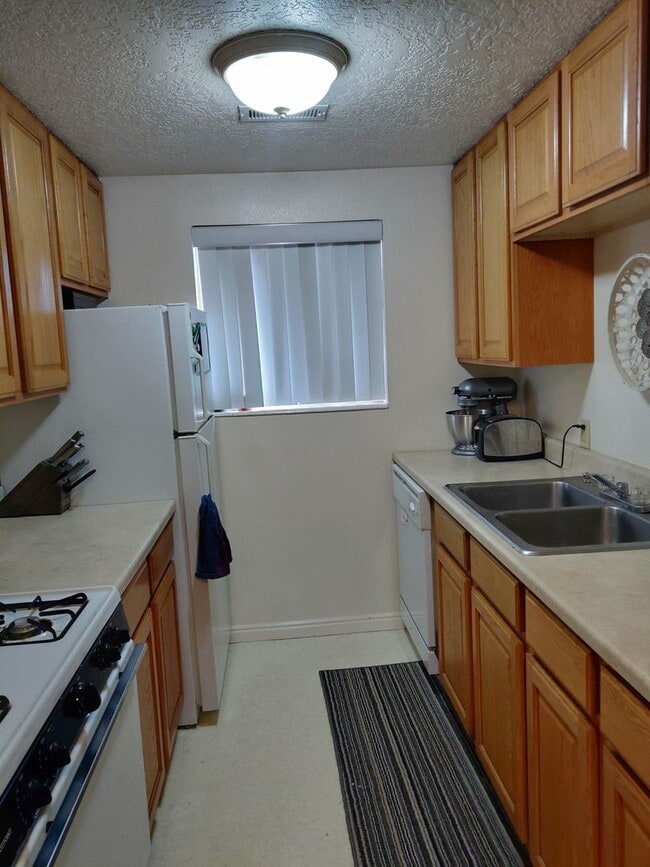 Building Photo - 1B/1B Pet Friendly Apartment South of BYU Unit 204