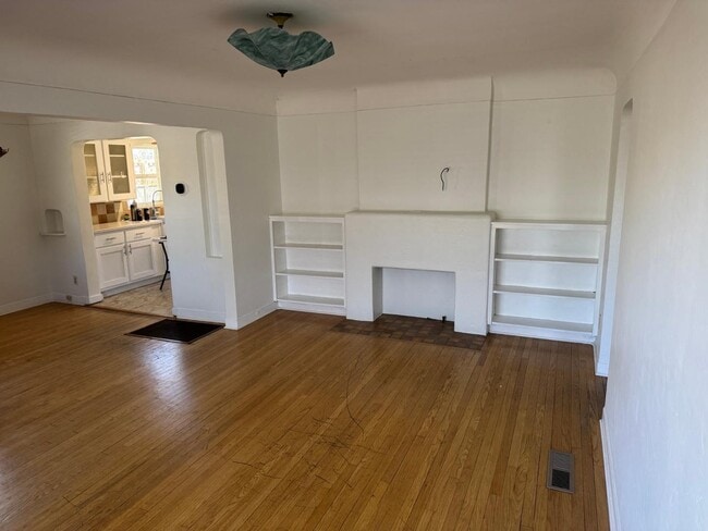 Photo - 630 Bryn Mawr Dr NE