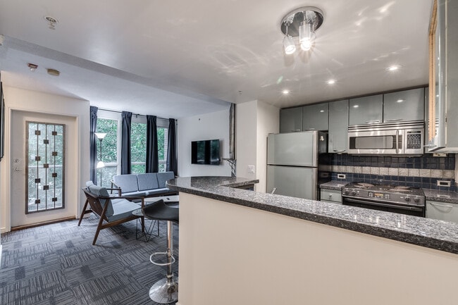 Photo - 887 Helmcken St