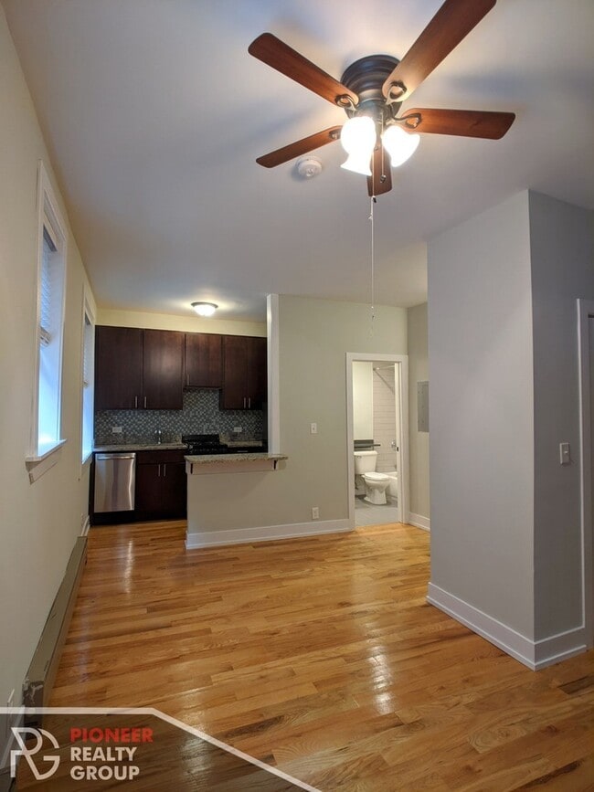 633 W Barry Unit 1