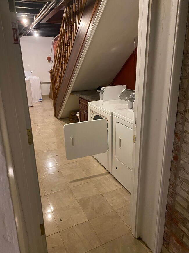 Photo - Spacious Two Bedroom Apartment in Washingt... Unidad #1 (1F)