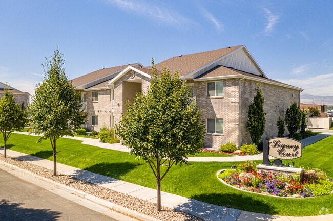 Comfort one bedroom exterior with Legacy Court Sign