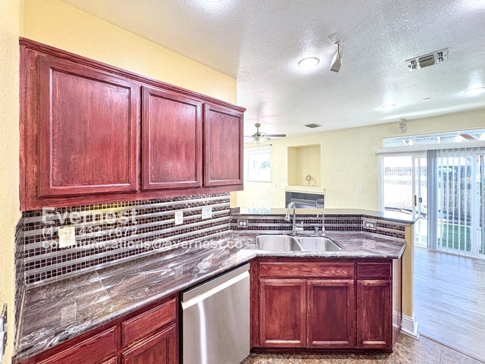 Gorgeous 3-Bedroom Home in a Prime Locatio... - Gorgeous 3-Bedroom Home in a Prime Locatio...