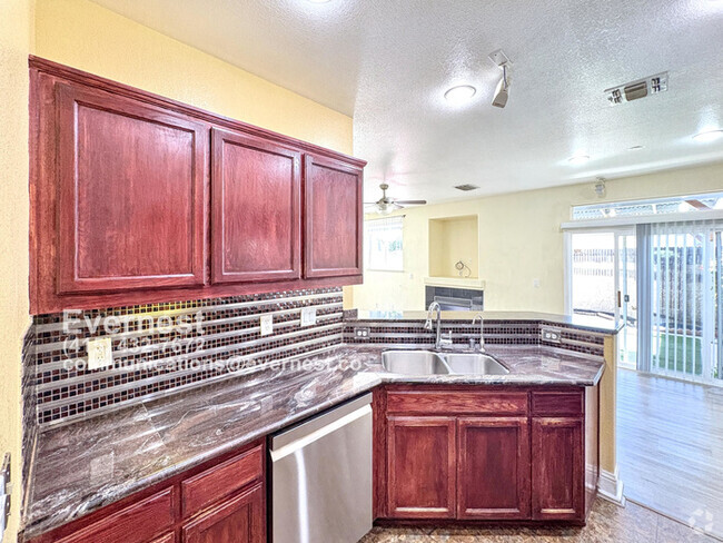 Building Photo - Gorgeous 3-Bedroom Home in a Prime Locatio...