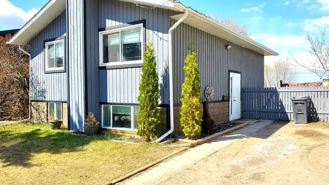 Photo - 4118-4151 51 Ave