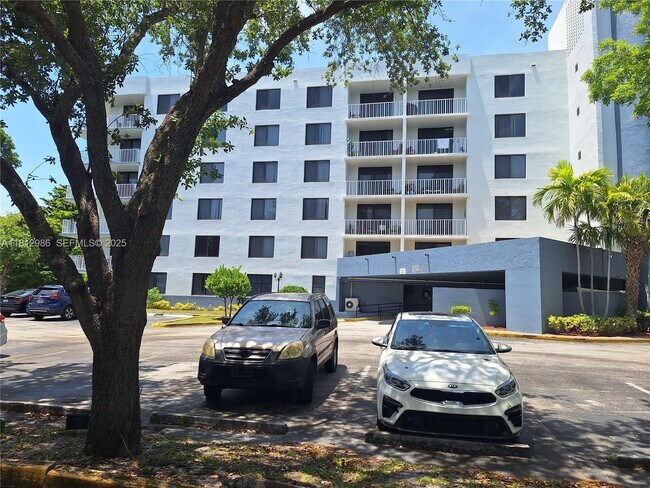 Building Photo - 901 Hillcrest Dr Unit 415