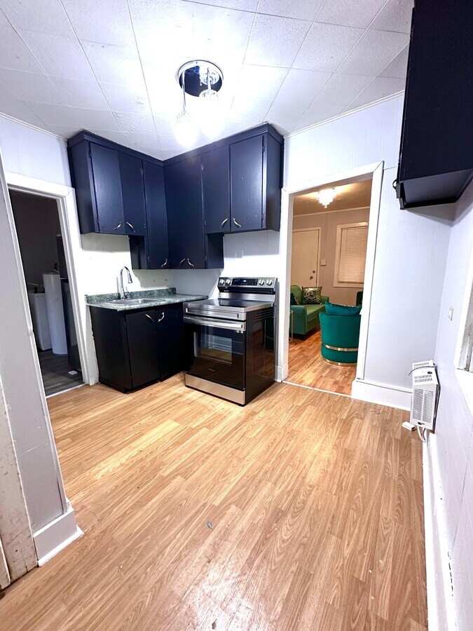 Photo - 1040 Athol St