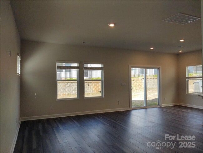 Photo - 326 Hyssop Ct