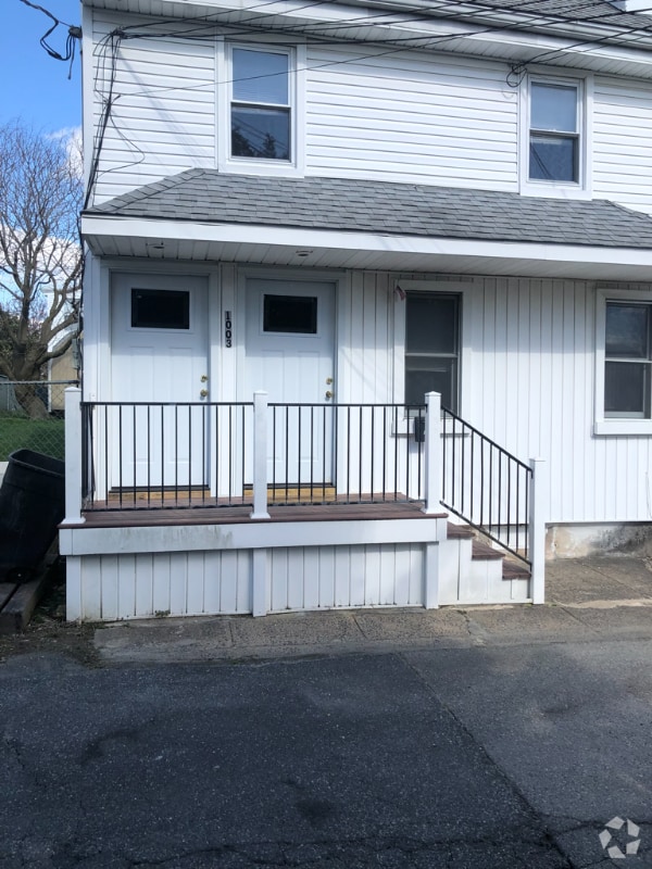 Building Photo - 1003 School St Rental