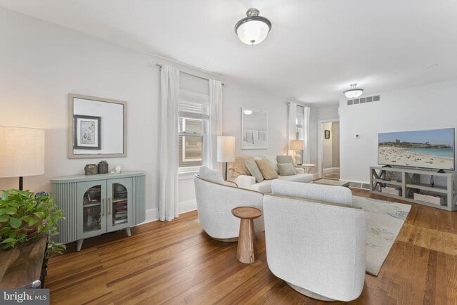 Photo - 104 East St