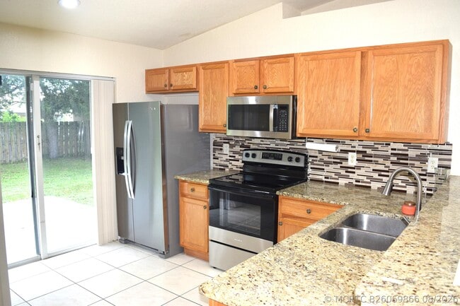 Photo - 425 Perry Ave