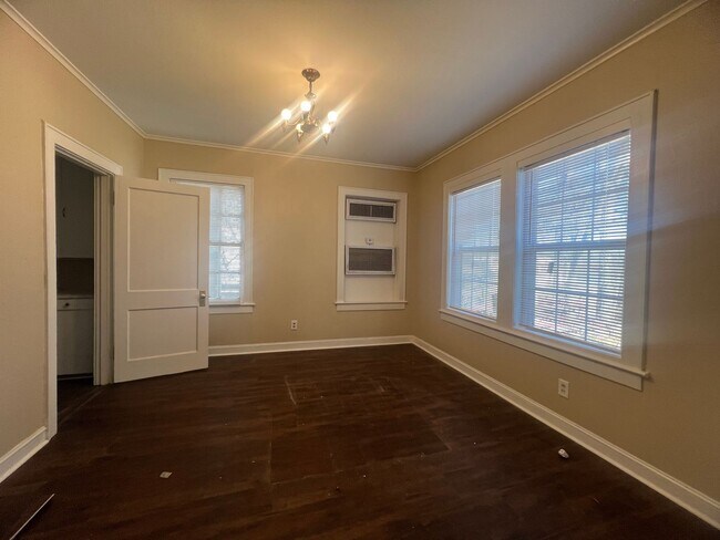 Photo - Close to Ochsner LSU, dining and shopping...