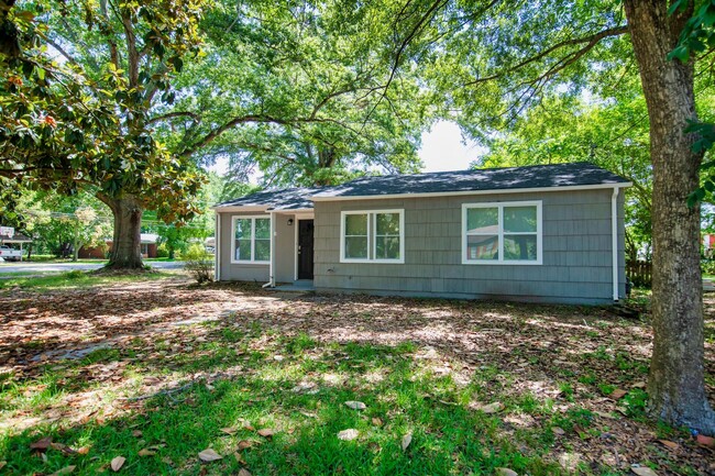** 3 Bed 1 Bath located in Forrest Hills *... - ** 3 Bed 1 Bath located in Forrest Hills *... Casa