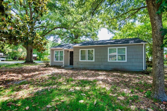 Building Photo - ** 3 Bed 1 Bath located in Forrest Hills *... Rental