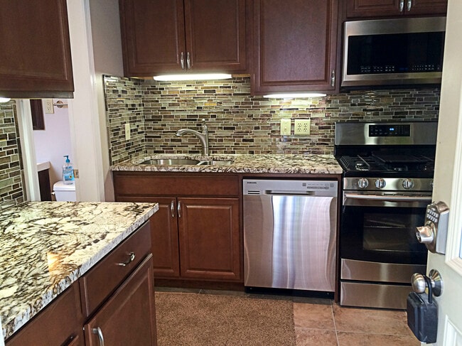 Kitchen - 1374 Summit St Unit 1374 Summit Street