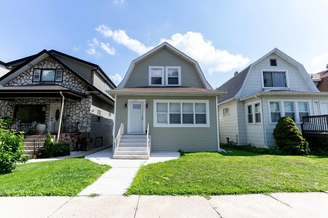 Building Photo - 4717 W Berteau Ave Rental