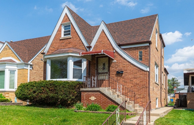 Building Photo - 6640 W Foster Ave Unit 2 Rental