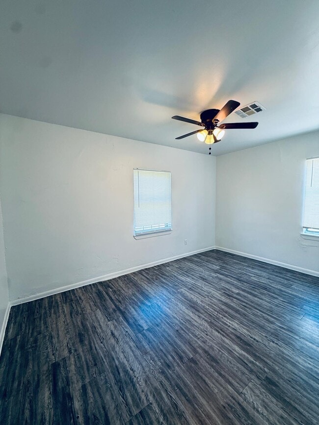 Photo - 326 E Harmon Dr