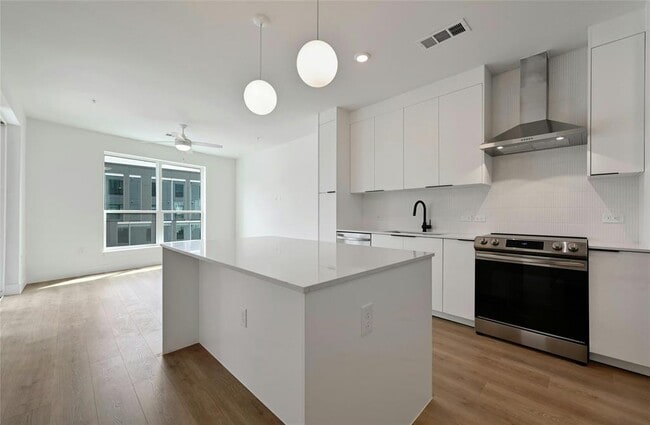 Building Photo - 1701 Simond Ave Unit 328