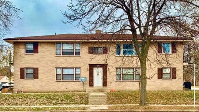 Building Photo - 3 BDR 1 1/2 BTH in West Allis Unit Apt. 1