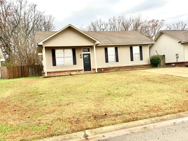 Building Photo - 3 Bed / 2 Bath in Jonesboro Available Now!