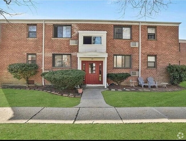 Building Photo - 12 Lawrence Dr Unit B Rental